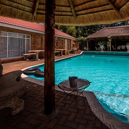 Invite Guest House - Self Catering Accommodation In Vanderbijlpark Buitenkant foto