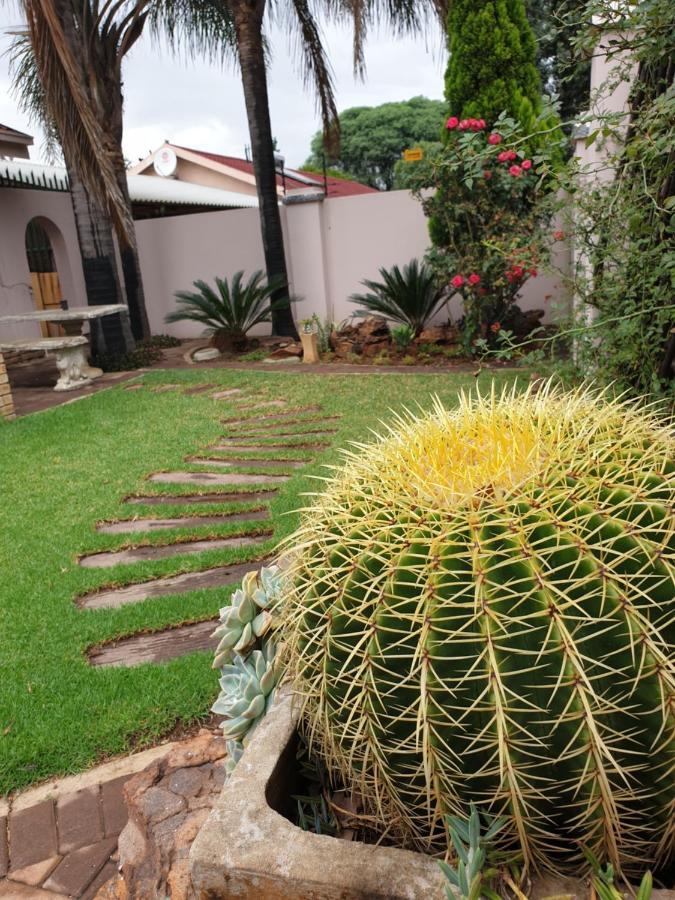 Invite Guest House - Self Catering Accommodation In Vanderbijlpark Buitenkant foto