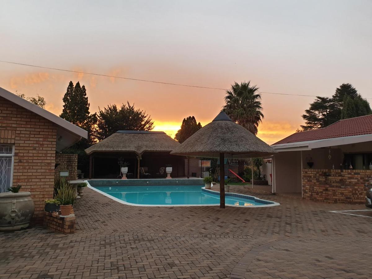 Invite Guest House - Self Catering Accommodation In Vanderbijlpark Buitenkant foto