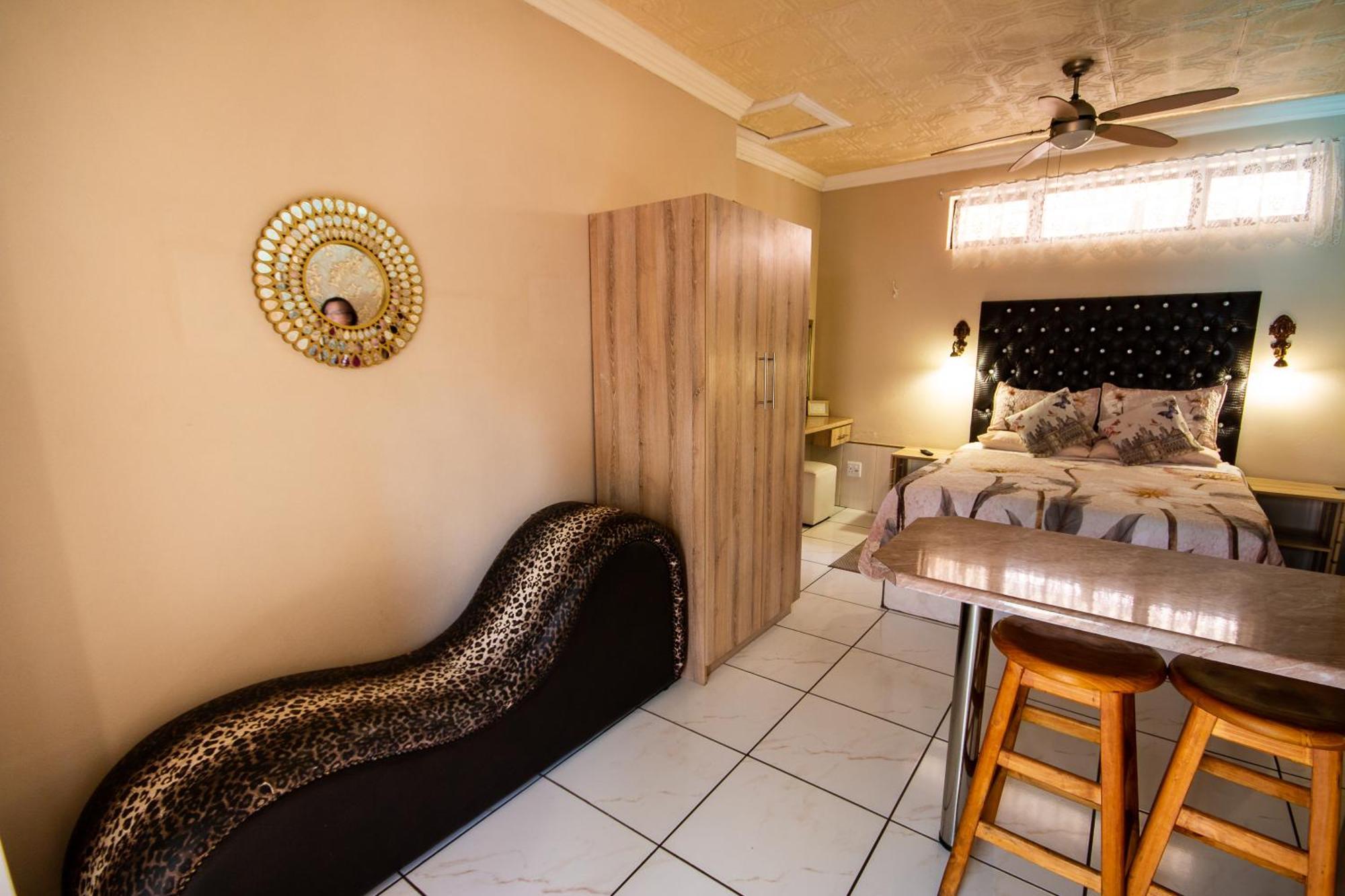 Invite Guest House - Self Catering Accommodation In Vanderbijlpark Buitenkant foto